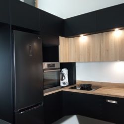 CUISINE NOIR MAT - Niche électroménager  Réfrigérateur noir  Spots intégrés dans mes meubles hauts 