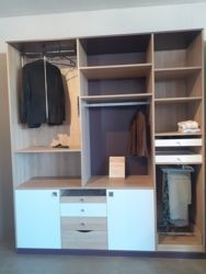 Réalisation d'un dressing mural - Dressing linéaire avec   penderie, tablettage ouvert  rangements fermés  portes et tiroirs 