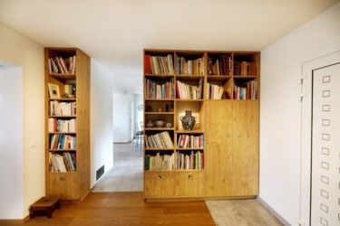 Bibliothèque séparative  - Une partie étagères ouvertes règlables pour le rangement des livres et de la déco  Une partie fermée avec penderie intérieure 