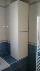 Réalisation d'une salle de bain à Prévessins - Colonne de rangement 2 portes  Façades stratifié blanc